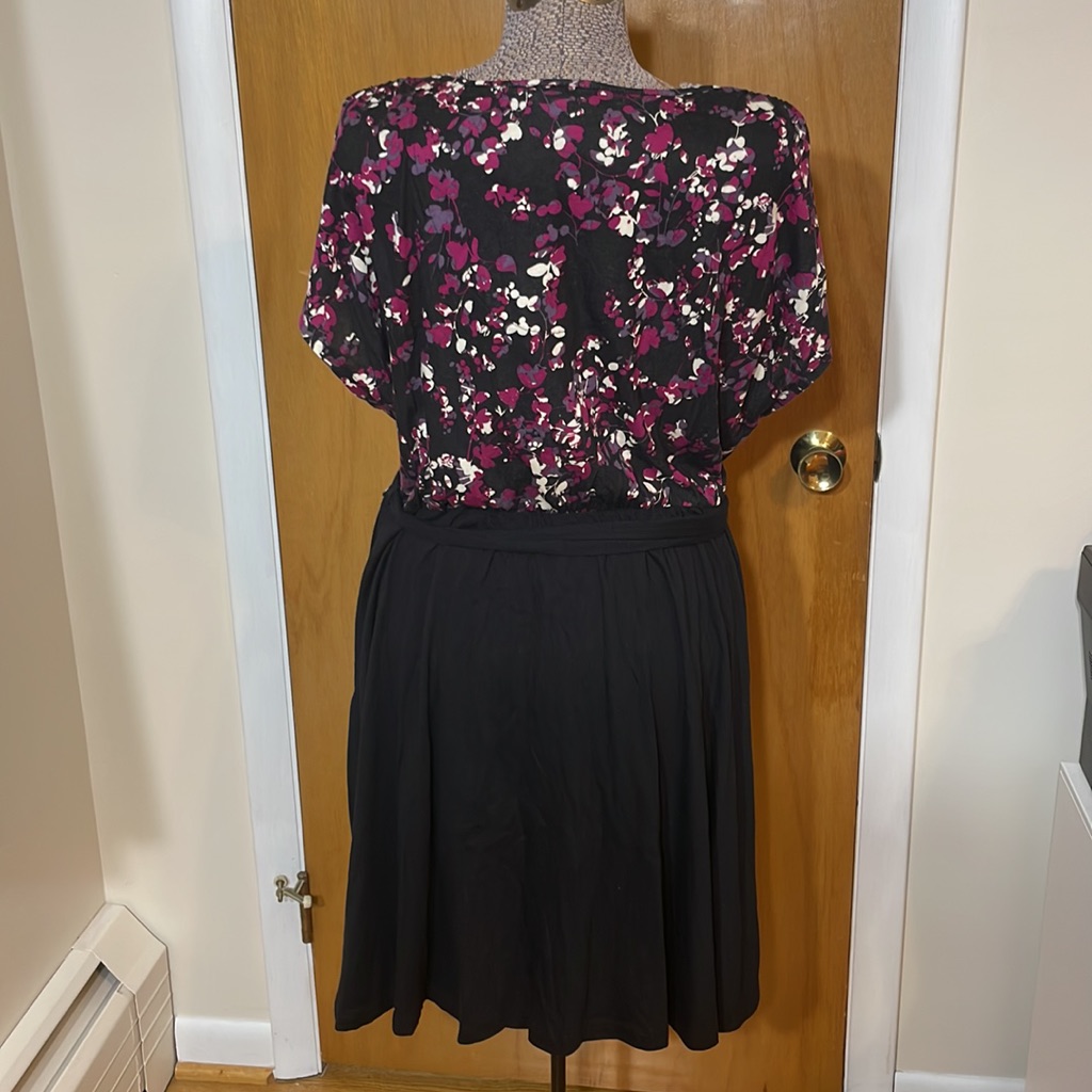 Elle Nwt Womens Xl Cap Sleeve V-Neck Dress With Belt Floral Top Black Skirt — image 6 of 8